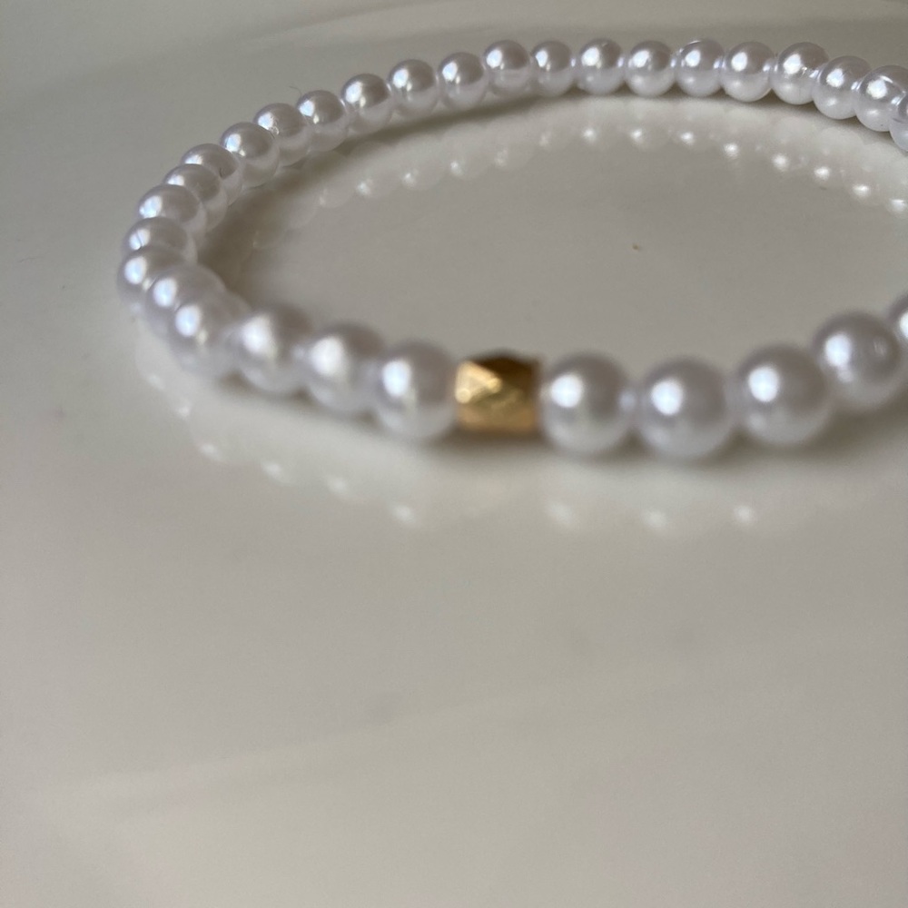 Elegant White Pearl Necklace with Gold Accent - Picture 7 of 12